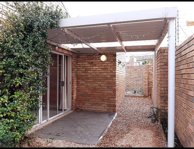2 BEDROOM TOWNHOUSE RENTED IN SOUTH END